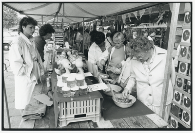109294 Afbeelding van een kraam tijdens een braderie in de Vasco da Gamalaan te Utrecht.